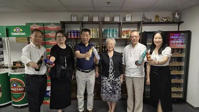一群人站在室内合影
AI 生成的内容可能不正确。
